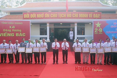 5;Đồng chíng Trần Văn Huyến (thứ tám từ trái qua), Phó Bí thư Thường trực Tỉnh ủy, Chủ tịch HĐND tỉnh và đồng chí Trần Văn Chính, Ủy viên Ban Thường vụ Tỉnh ủy, Chủ tịch Ủy ban MTTQ Việt Nam tỉnh, trao huy hiệu Đảng cho các đảng viên cao niên tuổi Đảng.